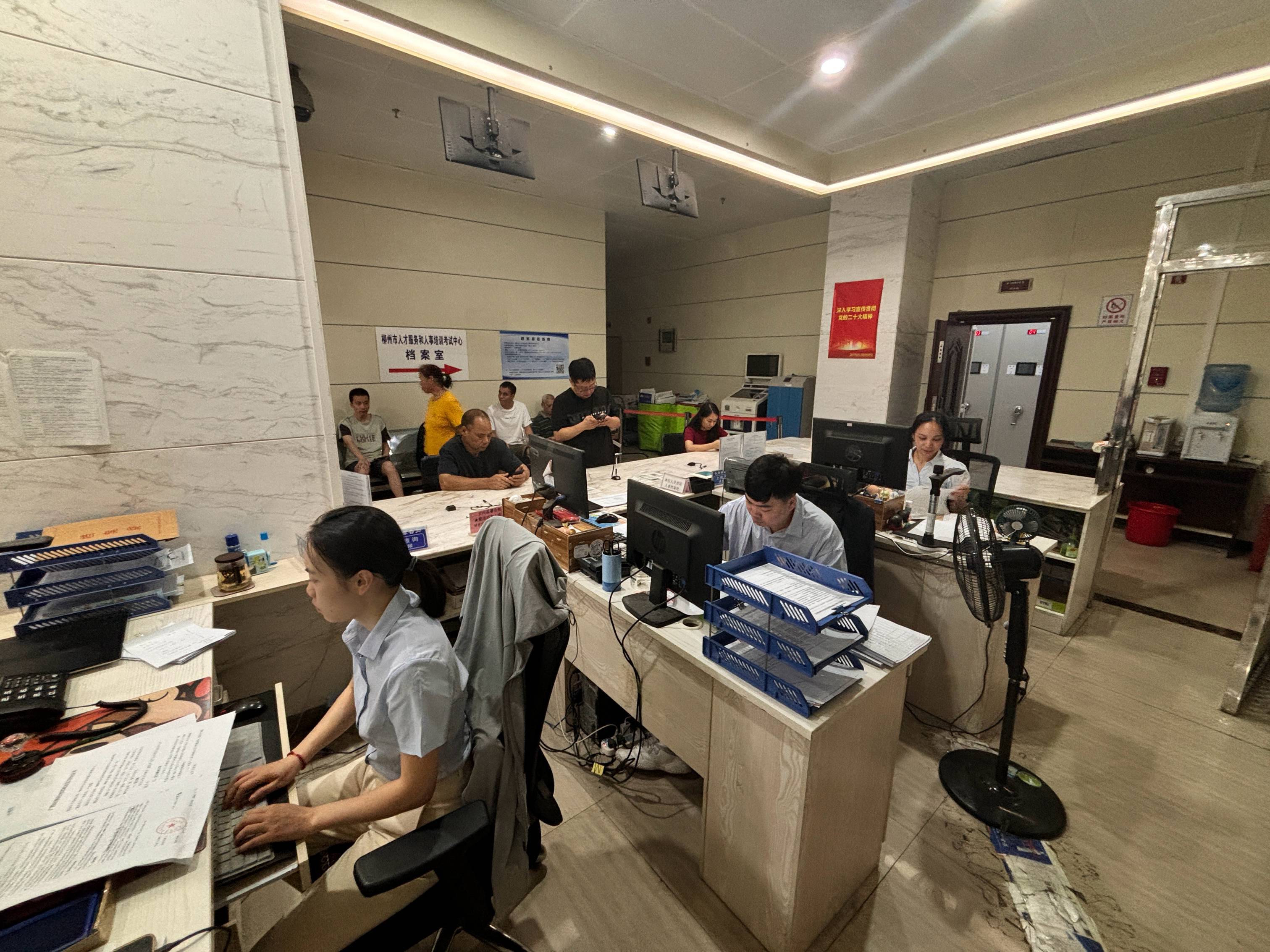 2025.7.14+人事代理科前台+工作人员现场办理业务+曾丽.jpg