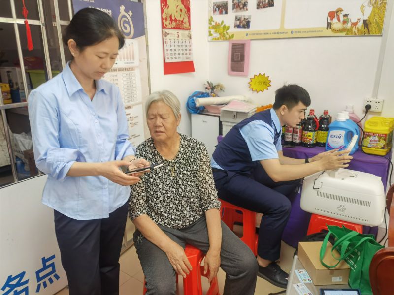 桂林银行工作人员指导市民办理三代社保卡.jpg ""