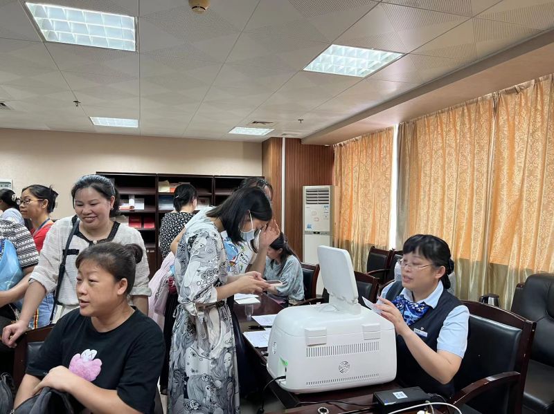 建设银行工作人员上门为城中区某代发单位职工进行三代社保卡换发.jpg ""