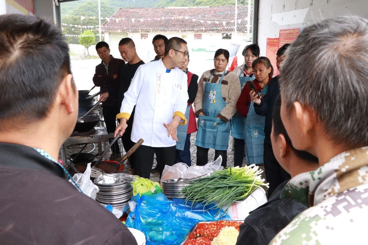 图2:培训老师现场传授烹饪技术。.jpg