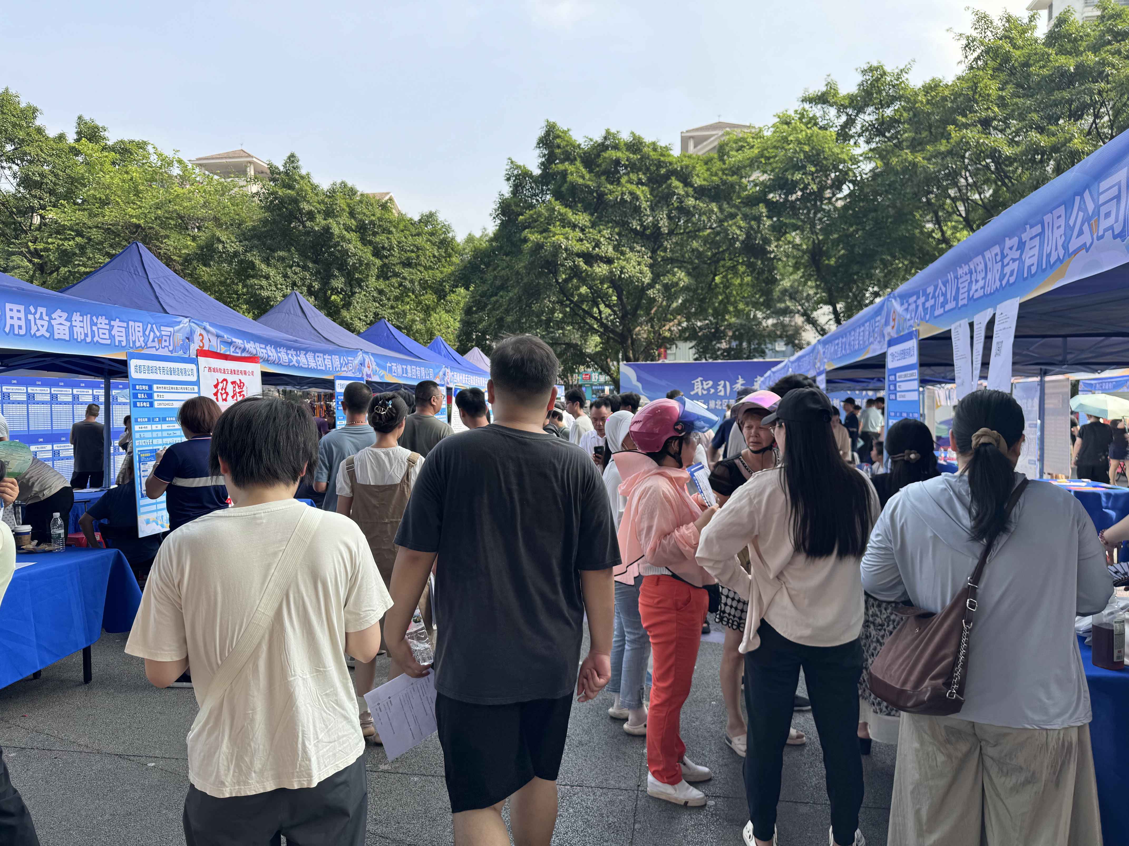 1.招聘会现场人头攒动 摄影者:柯婷文.jpg