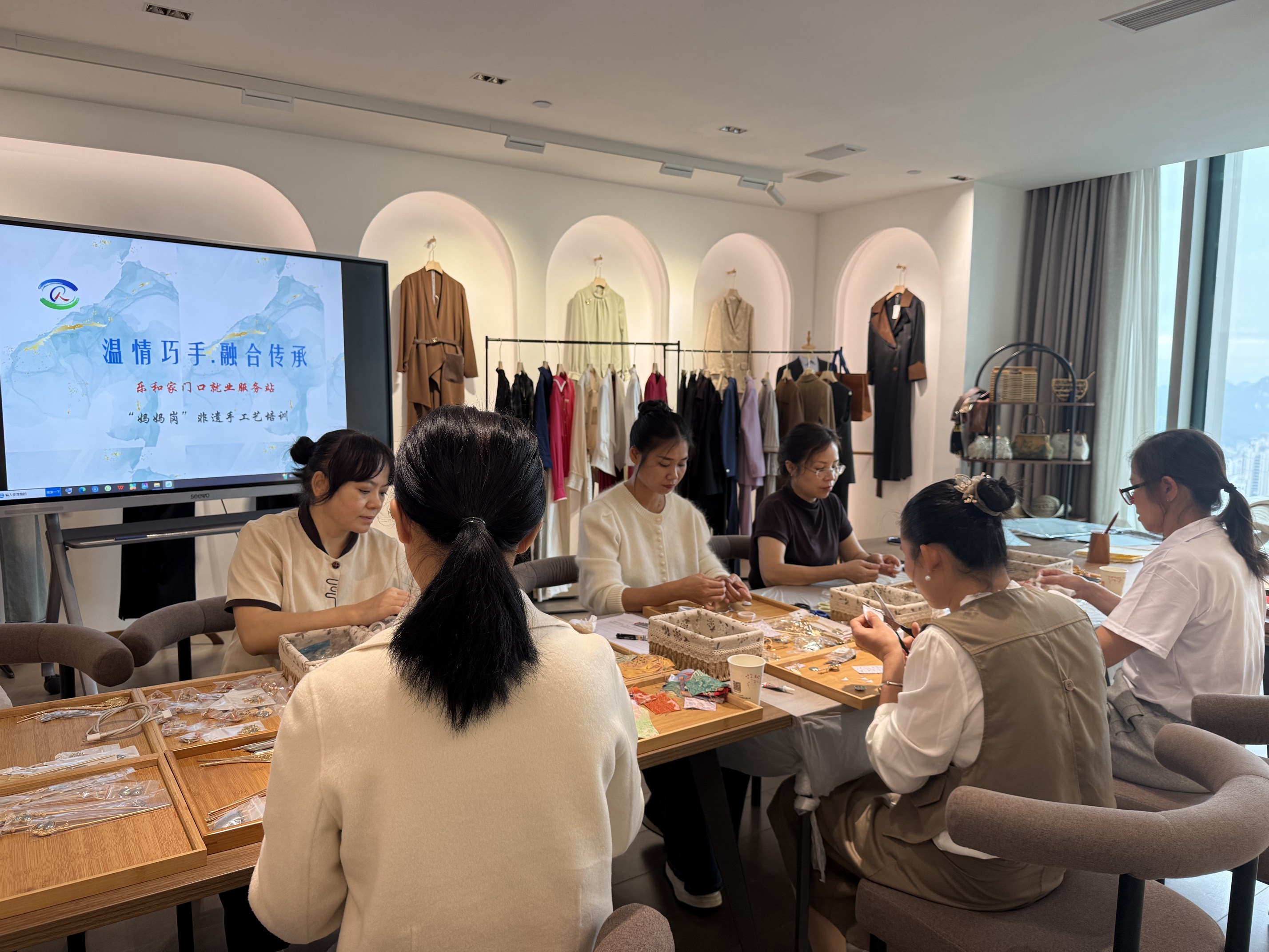 城中区“妈妈岗”非遗手工艺灵活用工活动现场.jpg