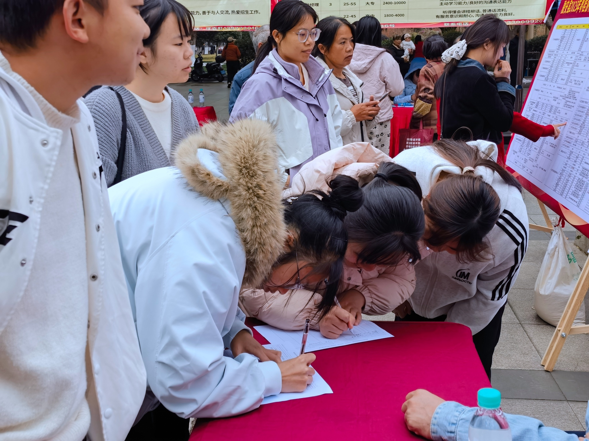 图6:求职者与企业达成初步就业意向,登记就业信息(廖亿昌 摄).jpg