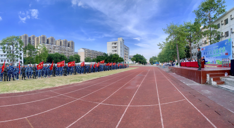 柳州市技工学校新生军训汇演.jpg