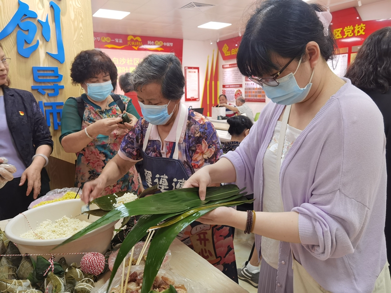 5.31-柳州市机关事业单位社会保险服务中心深入开展端午节主题活动3(高绍娟).jpg